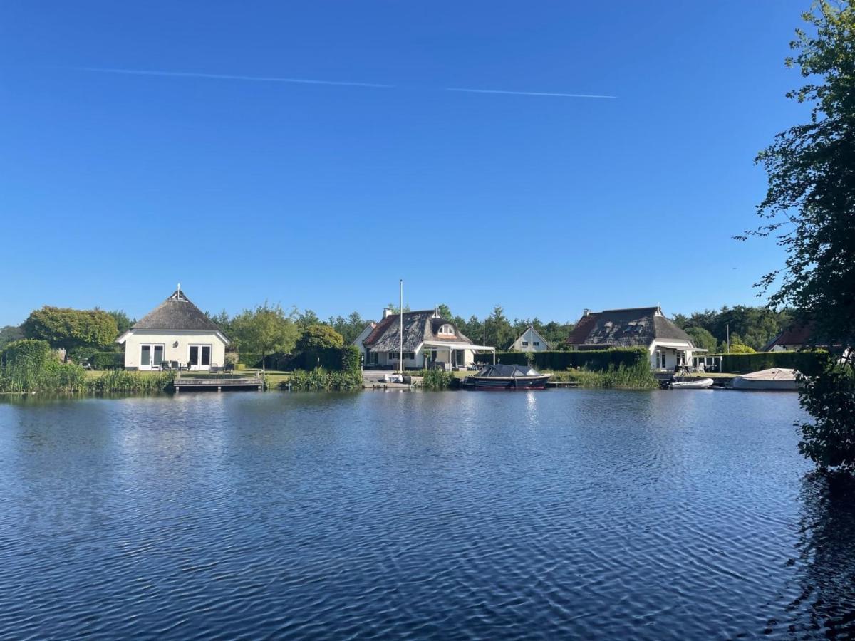 Vakantiehuis Aan Het Water In Friesland Sint Nicolaasga Bagian luar foto